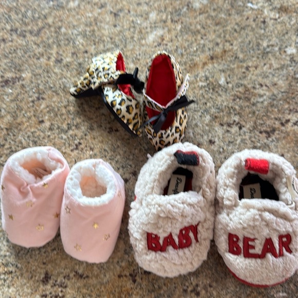 Dearfoams, mudpie, & misc set of 3 baby girl booties. 2 fleece/fleece lined. New - Picture 1 of 5